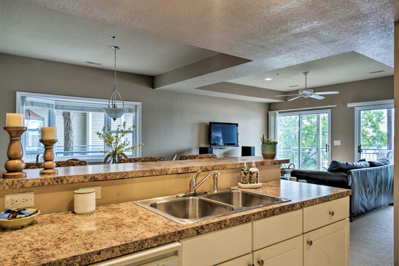 Waterfront Lake Ozark Condo With Deck And Pools Exteriér fotografie